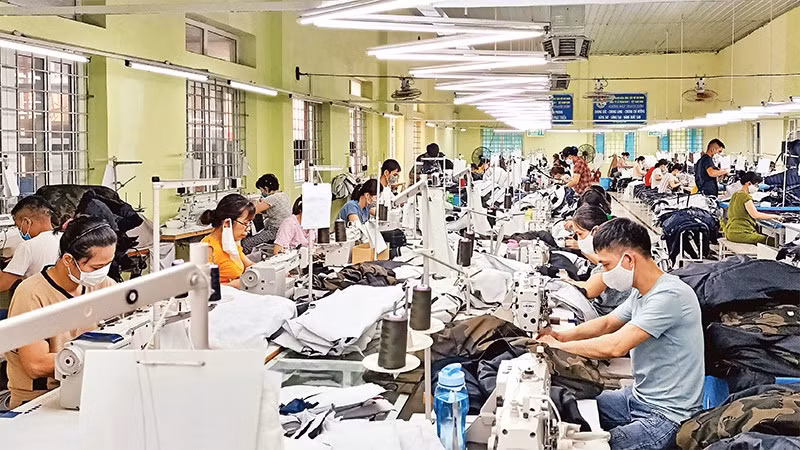 Sản xuất hàng may mặc xuất khẩu tại Tổng công ty cổ phần Dệt may Nam Ðịnh.