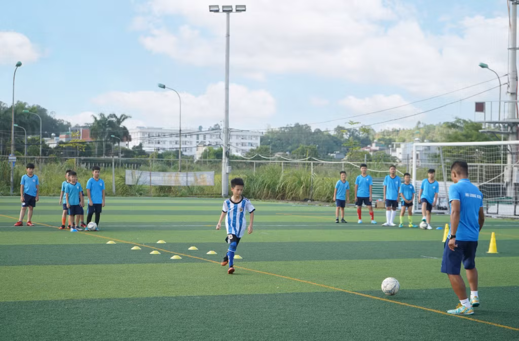 Học viên CLB bóng đá Halong Kids tham gia các bài tập kỹ, chiến thuật.