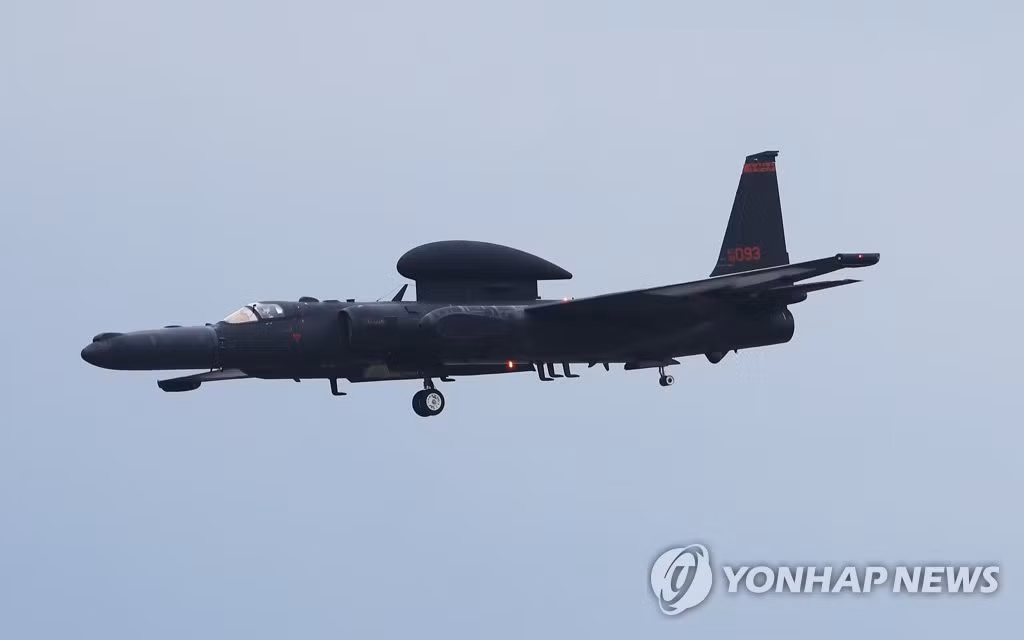 Máy bay trinh sát U-2S củaMỹ hạ cánh taijcawn cứ không quân Osan của Hàn Quốc ngày 30/5. Ảnh: Yonhap