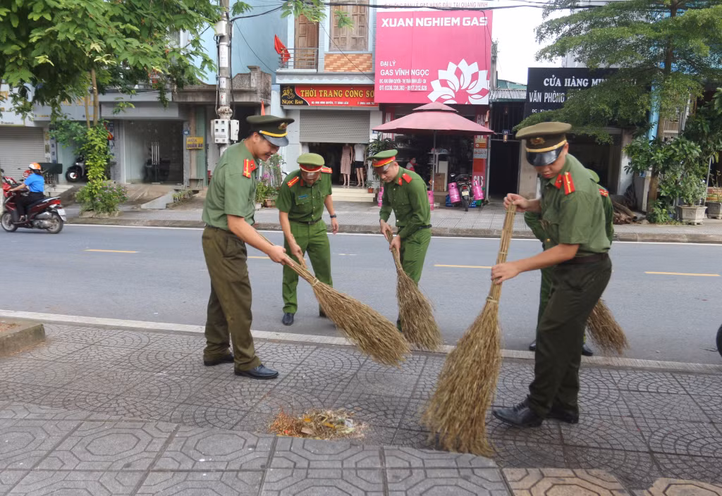 Lực lượng Công an tham gia dọn vệ sinh tại các tuyến đường, phố trên địa bàn huyện.