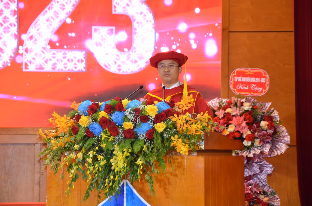 Tiến sĩ Nguyễn Đức Tiệp, Hiệu trưởng Trường ĐH Hạ Long, phát biểu tại buổi lễ.