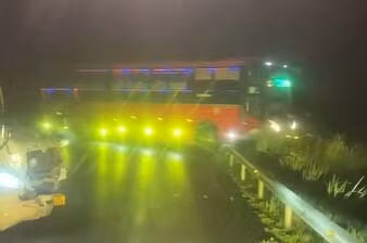TNGT liên hoàn giữa 3 xe ô tô trên cao tốc Nội Bài - Lào Cai trong đêm mưa 1