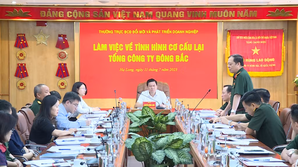 Đồng chí Đại tá Nguyễn Bảo Anh, Phó Tổng Giám đốc Tổng Công ty Đông Bắc đóng góp ý kiến tại buổi làm việc.