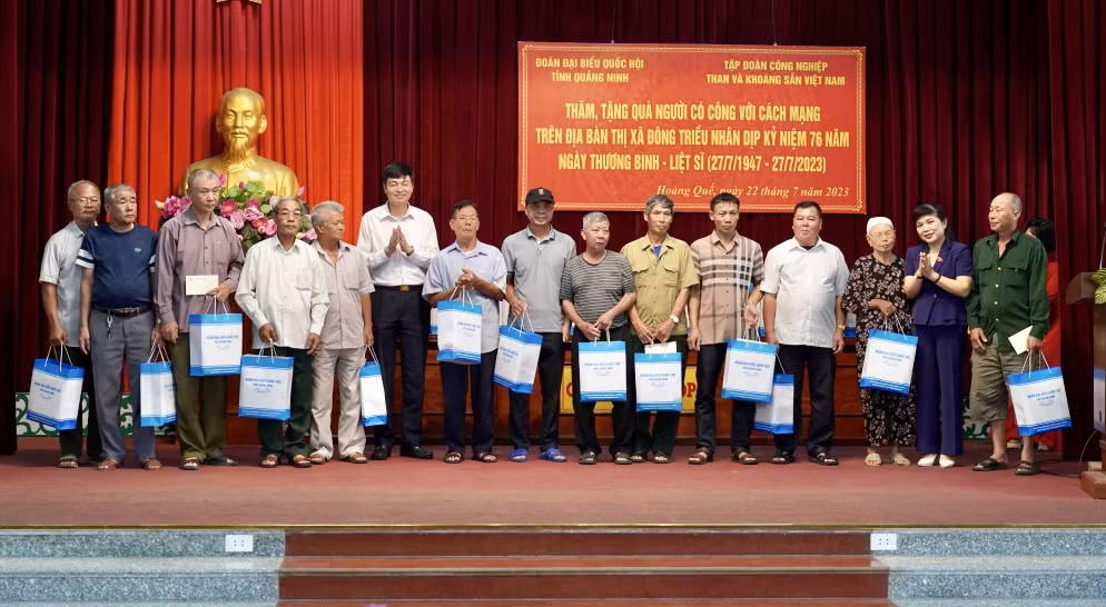 Đồng chí Nguyễn Thị Thu Hà, Phó Trưởng đoàn ĐBQH tỉnh và lãnh đạo Thị ủy Đông Triều tặng quà cho người có công.
