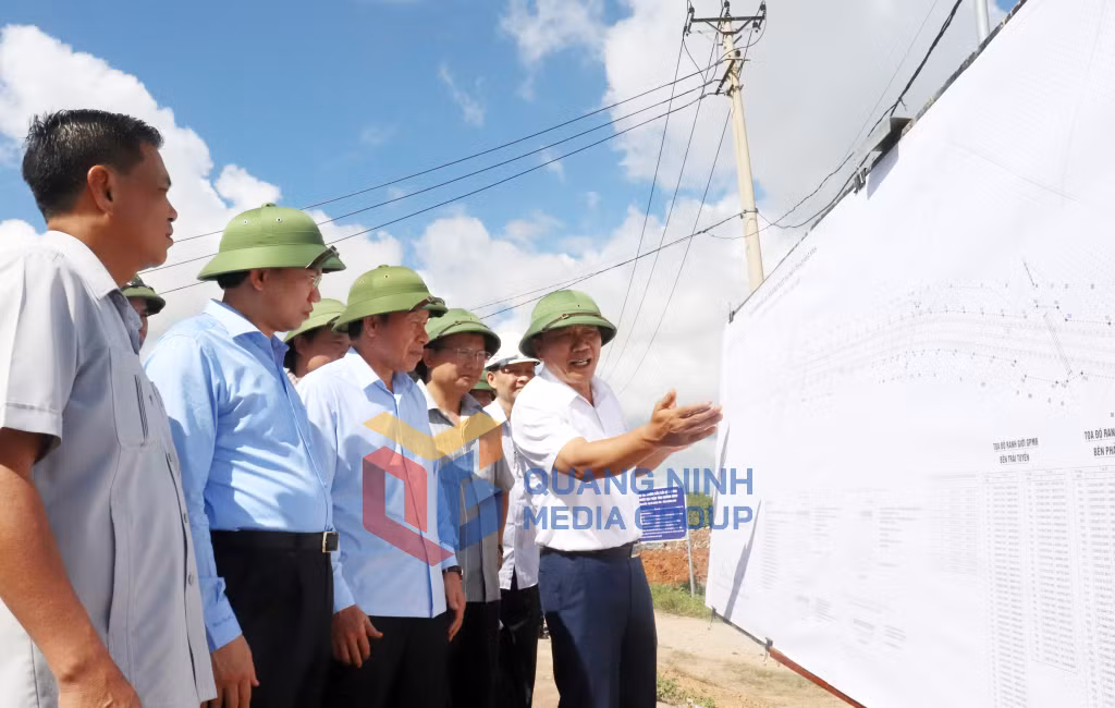 Đồng chí Nguyễn Xuân Ký, Ủy viên Trung ương Đảng, Bí thư Tỉnh ủy, Chủ tịch HĐND tỉnh Quảng Ninh và đồng chí Lê Tiến Châu, Ủy viên Trung ương Đảng, Bí thư Thành ủy Hải Phòng cùng các đồng chí lãnh đạo 2 địa phương kiểm tra tiến độ dự án đầu tư xây dựng cầu Bến Rừng.