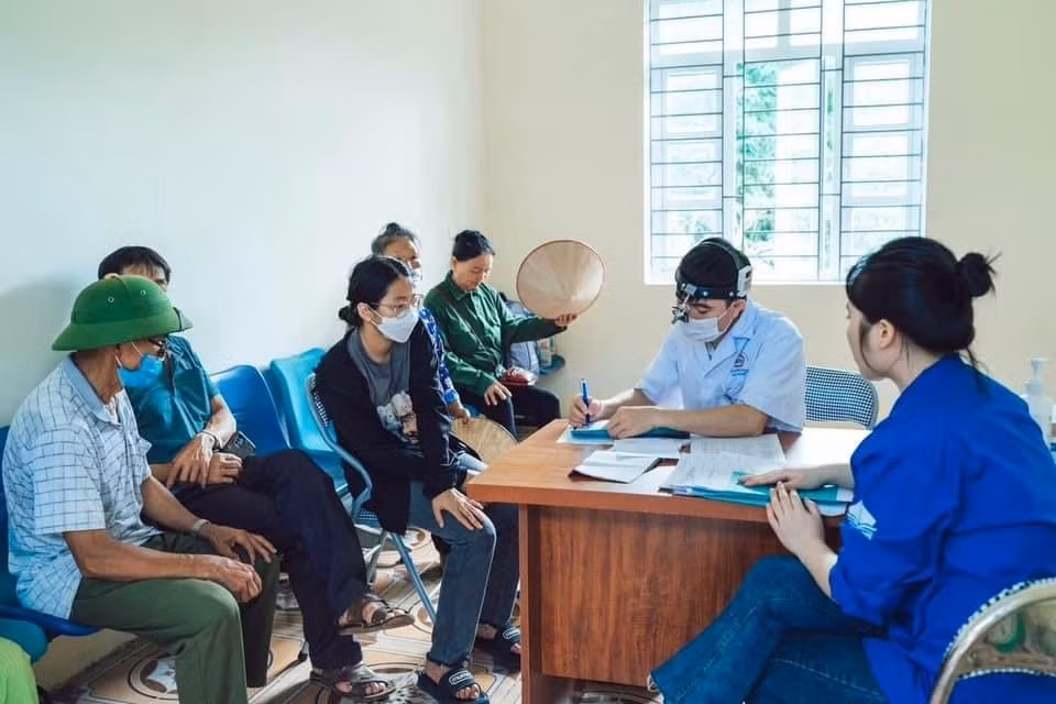 Đoàn y bác sỹ Bệnh viện Đa khoa tỉnh khám, phát thuốc miễn phí cho nhân dân.