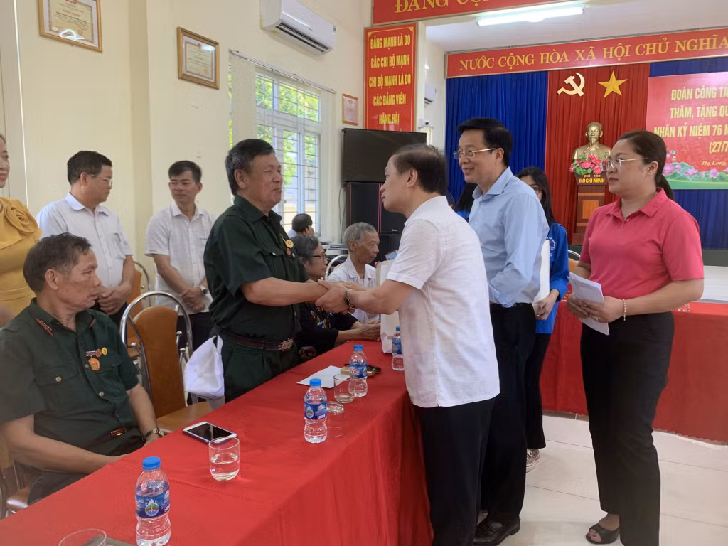 Đồng chí Phạm Tất Thắng, Ủy viên Ban Chấp hành Trung ương Đảng, Phó Trưởng Ban Thường trực Ban Dân vận Trung ương cùng lãnh đạo tỉnh và các đồng chí trong đoàn thăm hỏi, tặng quà các hộ gia đình chính sách.