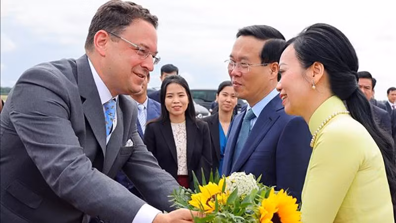 Lễ tiễn Chủ tịch nước Võ Văn Thưởng và Phu nhân tại sân bay quốc tế Vienna. (Ảnh: Thống Nhất/TTXVN)