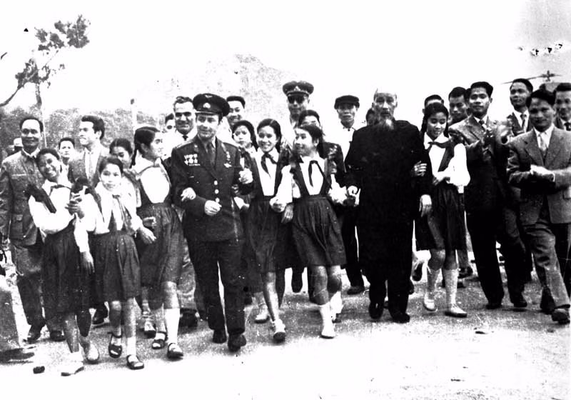 Ngày 21 đến 22/1/1962, Bác Hồ cùng Anh hùng vũ trụ Liên Xô (cũ) Ghéc-man Ti-Tốp thăm Vùng mỏ, thăm Vịnh Hạ Long, nói chuyện với nhân dân TX Hòn Gai. Ảnh tư liệu