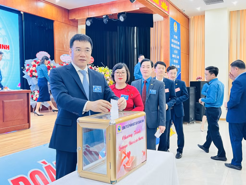 Đồng chí Tô Xuân Thao ủng hộ Quỹ Quawaco - Kết nối yêu thương của Công ty CP Nước sạch Quảng Ninh.