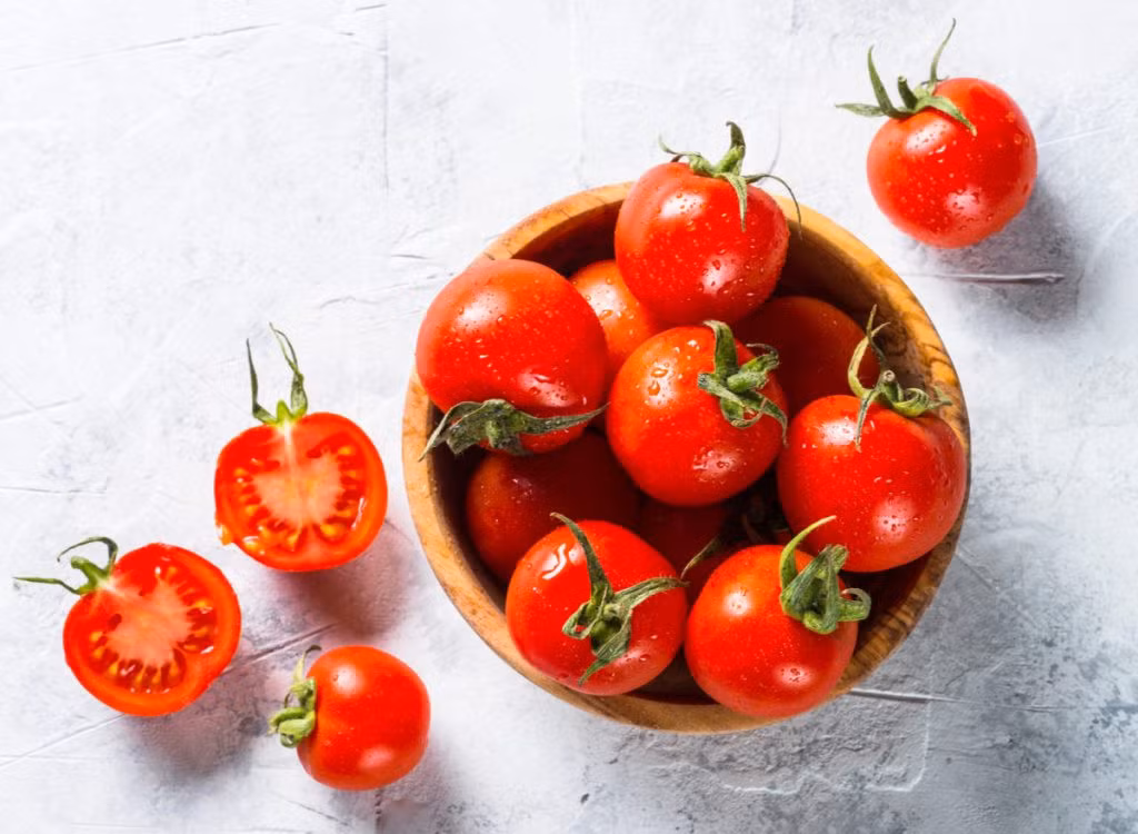 Ăn cà chua nguyên quả hoặc nấu chín, cắt nhỏ để dễ hấp thụ lycopene hơn (Ảnh: Internet)