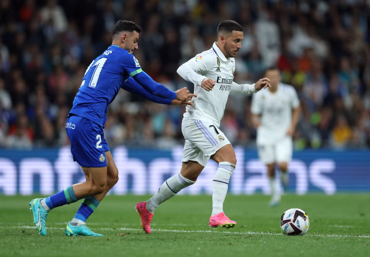 Eden Hazard (áo trắng): Hazard là cầu thủ mất giá nhất bốn năm qua. Real phải chi 110 triệu USD để mua về, nhưng cựu sao Chelsea chỉ chơi 76 trận và ghi bảy bàn. Hè này, Real phải thanh lý hợp đồng sớm một năm. Hazard trở thành cầu thủ tự do, nhưng chưa tìm được CLB mới sau hơn một tháng. Điều khiến các CLB e ngại về Hazard là tình trạng thừa cân, phong độ và tinh thần thiếu tích cực. Tiền đạo cánh 32 tuổi đang đứng trước khả năng giải nghệ, hoặc hướng đến các CLB ngoài châu Âu.