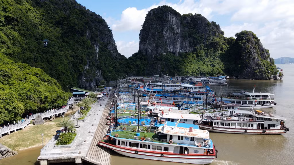 Hang Đầu Gỗ (Vịnh Hạ Long) dịp cao điểm du lịch hè.