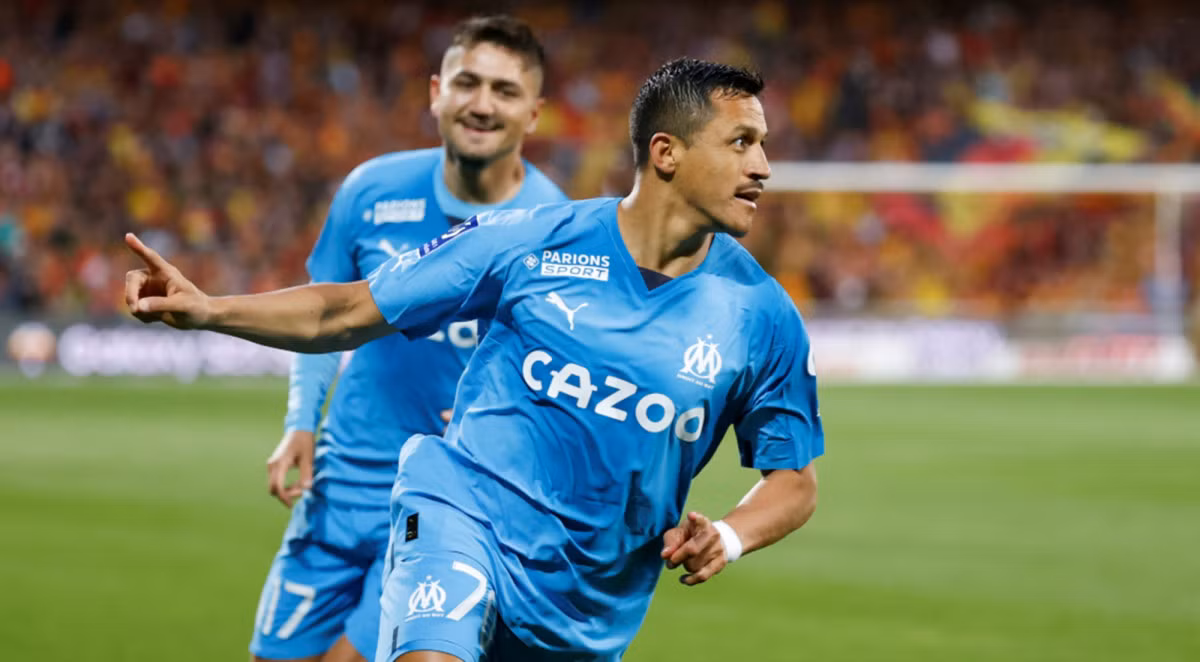 Alexis Sanchez: Cựu sao Barca, Arsenal, Man Utd và Inter vừa thanh lý hợp đồng sớm một năm với Marseille. Theo Daily Mail, Sanchez sẽ chia tay bóng đá châu Âu. Tiền đạo 34 tuổi đã qua thời đỉnh cao và không còn thu hút các CLB hàng đầu. Anh nhiều khả năng sẽ sang Arab Saudi và gia nhập CLB Al Fateh. Mùa trước, Al Fateh xếp thứ sáu giải Saudi Pro League.