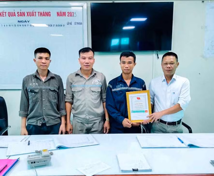Được sự ủy quyền của Công ty, lãnh đạo Phân xưởng Khai thác 9 trao danh hiệu “Người Thợ mỏ - Người Chiến sỹ” tháng 6/2023 cho Thợ lò Bùi Văn Học