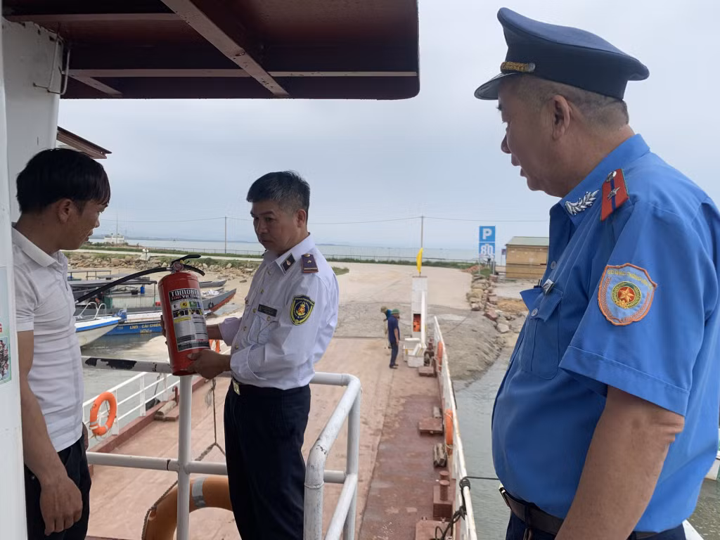 Lực lượng chức năng kiểm tra công tác an toàn phương tiện phà vận chuyển hành khách ra đảo Cái Chiên (huyện Hải Hà).
