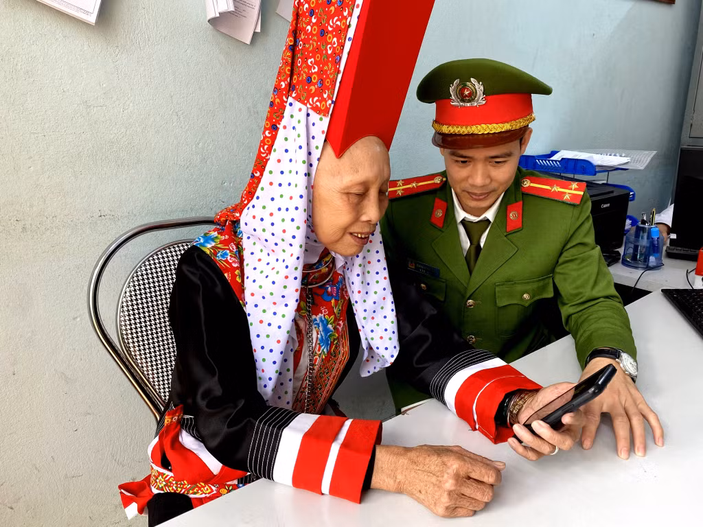 Công an xã Đông Ngũ (huyện Tiên Yên) hướng dẫn cho người dân cài đặt ứng dụng VNeID.