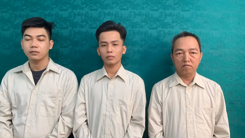 Các đối tượng Nguyễn Xuân Cường, Huỳnh Nhật Khoa, Ao Vạn Hạnh (từ trái qua phải) trong đường dây sản xuất, buôn bán thuốc giả.