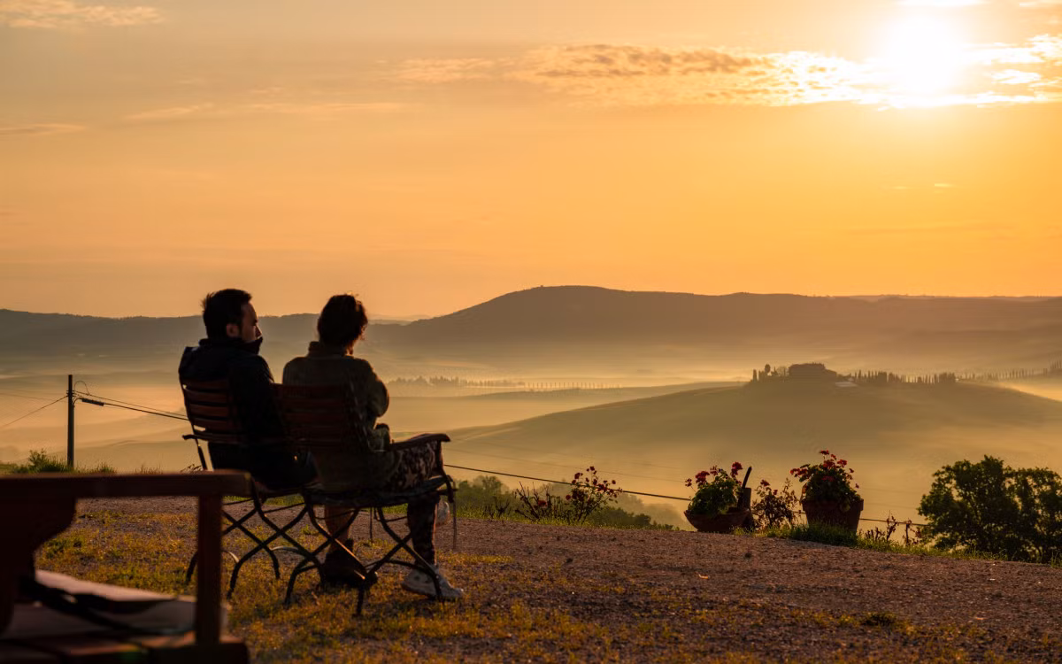 "Tuscany có nhịp sống chậm và yên bình, là nơi nếu bạn đang tìm kiếm một kỳ nghỉ đáng nhớ thì không nên bỏ qua. Hãy sẵn sàng để khám phá những thảm cỏ xanh mượt và cánh đồng lúa mì đầy ma mị", Thái cho hay.