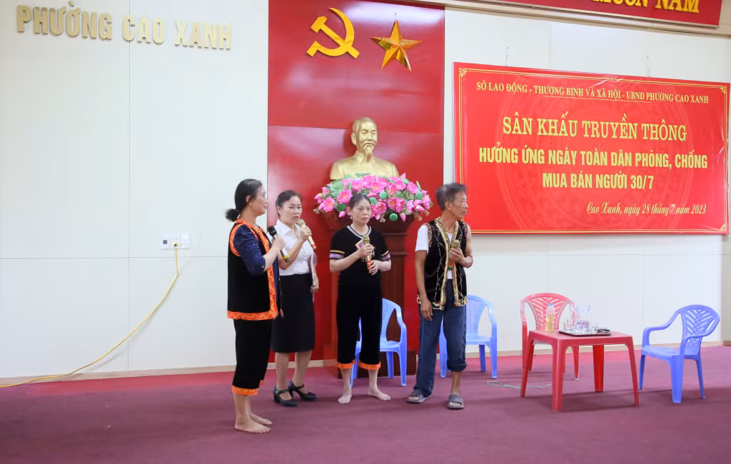 CLB Phòng, chống mua bán người và hỗ trợ nạn nhân, thuộc mô hình “Đấu tranh chống mua bán người và nô lệ thời hiện đại” của phường Cao Xanh (TP Hạ Long) tổ chức chương trình truyền thông cộng đồng bằng hình thức sân khấu hóa.