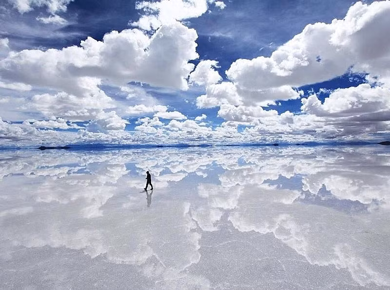Vào mùa hè, Saler de Uyuni giống như một tấm gương khổng lồ phản chiếu bầu trời sau mỗi cơn mưa.
