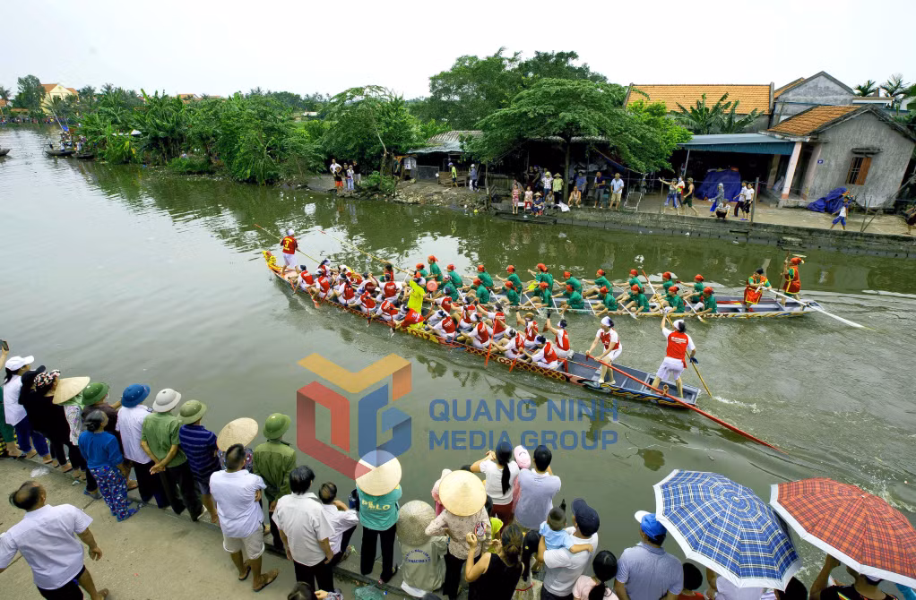 Sông quê là nơi diễn ra các cuộc thi bơi chải truyền thống (4-2017). Ảnh: Dương Phượng Đại.