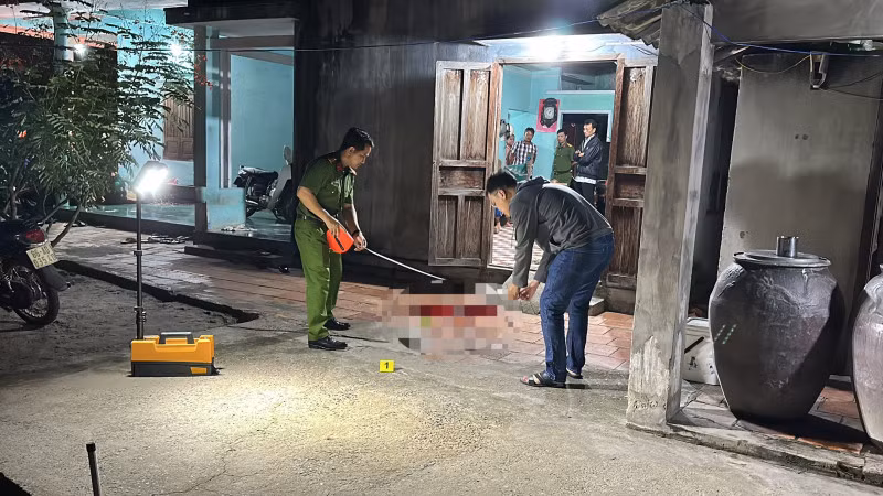 Công an đang khám nghiệm hiện trường vụ án.