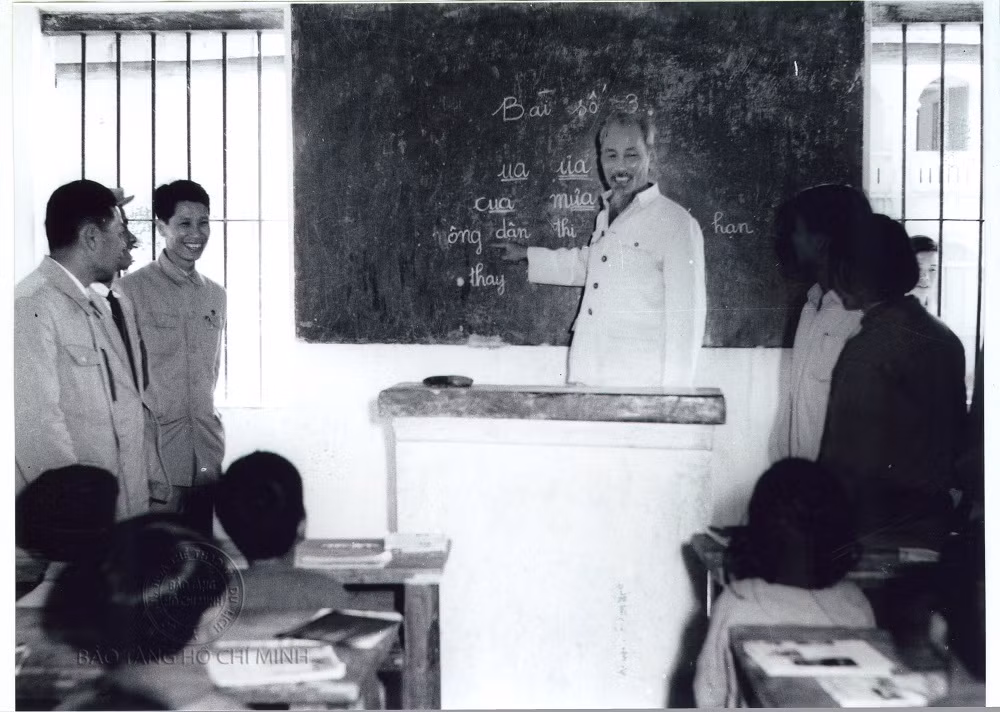 Thăm một lớp học của Trường Tiểu - Trung học Hoa Văn, Chủ tịch Hồ Chí Minh đã đứng lên bục giảng.