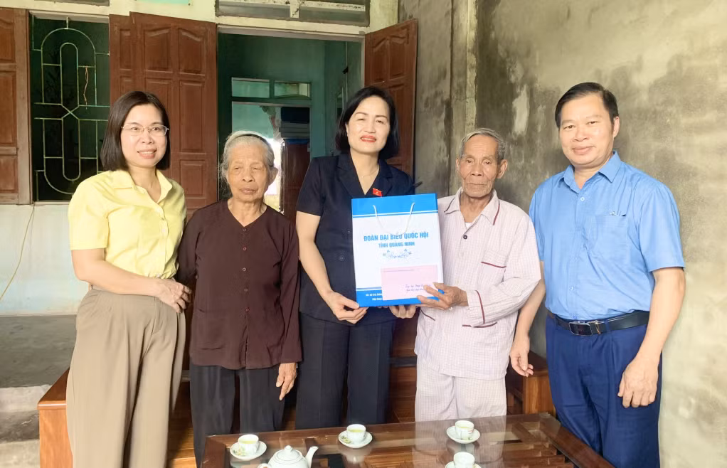 Đoàn công tác tặng quà gia đình thương binh tại thị trấn Quảng Hà.