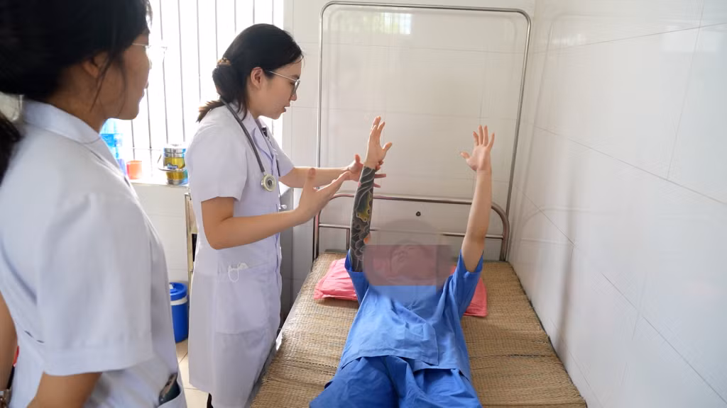 Bác sĩ Bệnh viện Bảo vệ sức khỏe tâm thần Quảng Ninh điều trị cho bệnh nhân bị rối loạn tâm thần do sử dụng ma túy.