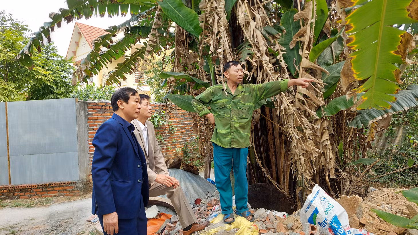 Đồng chí Bí thư chi bộ, Trưởng khu phố 7, phường Hà Khẩu nghe người dân phản ánh vấn đề vệ sinh môi trường trong khu vực.