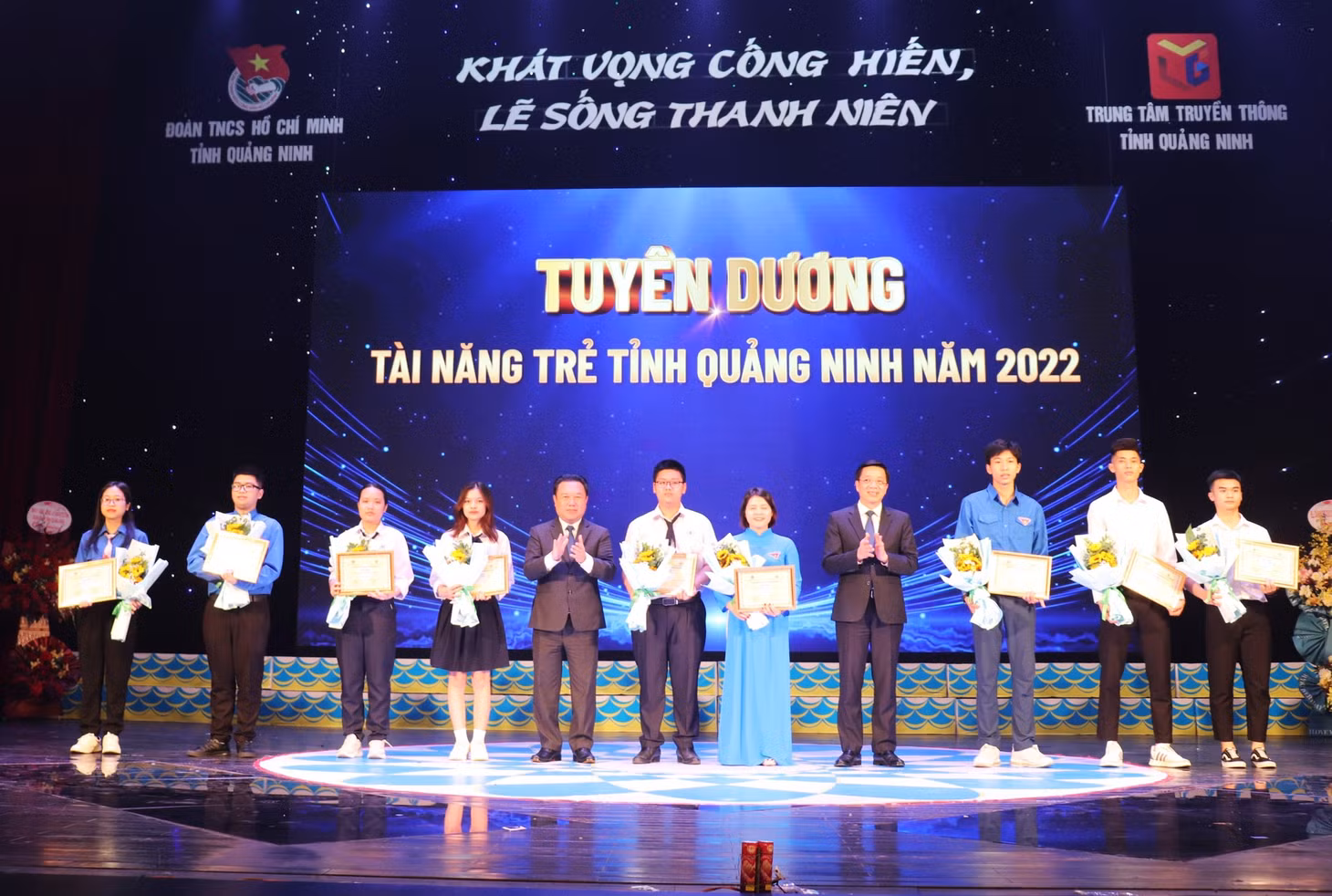 Các đồng chí Nguyễn Đức Thành và Nguyễn Văn Hồi tuyên dương các Tài năng trẻ tỉnh Quảng Ninh năm 2022.
