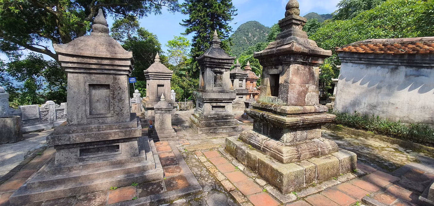 Danh sơn Yên Tử gắn liền với cuộc đời, sự nghiệp Phật hoàng Trần Nhân Tông và thiền phái Trúc Lâm đang được xây dựng hồ sơ trình UNESCO xếp hạng di sản văn hoá thế giới.