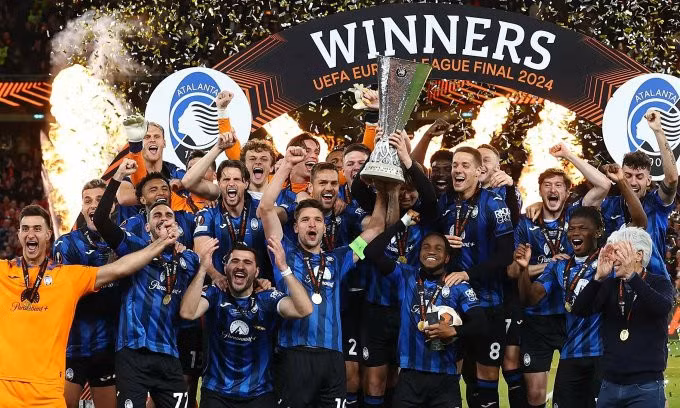 Atalanta nâng Cup sau trận thắng Bayer Leverkusen 3-0 trên sân Aviva, thành phố Dublin, Ireland, chung kết Europa League tối 22/5/2024. Ảnh: Reuters