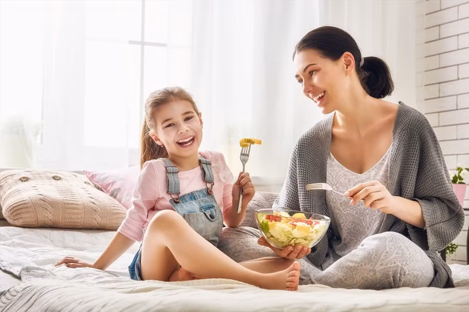 Cha mẹ cần đảm bảo đầy đủ chất dinh dưỡng trong mỗi bữa ăn hàng ngày. Ảnh: Xinhua