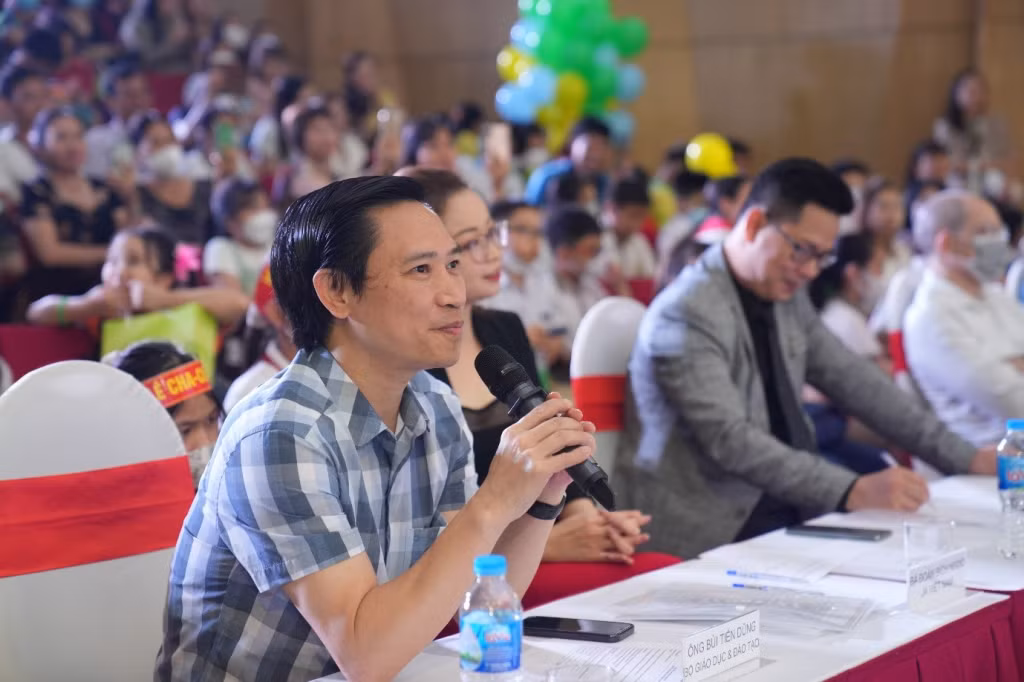 Ban giám khảo nhận xét phần dự thi của các đội.
