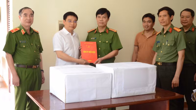 Đồng chí Nguyễn Văn Thắng, Bí thư Tỉnh ủy Điện Biên và đại diện Cục Cảnh sát điều tra tội phạm về ma túy chúc mừng Ban chuyên án.