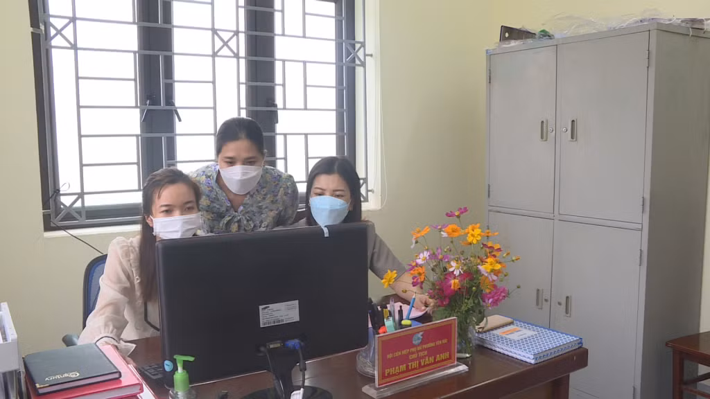 Cán bộ Hội LHPN phường Yên Hải, TX Quảng Yên quản lý hội viên thông qua phần mềm trên máy tính.