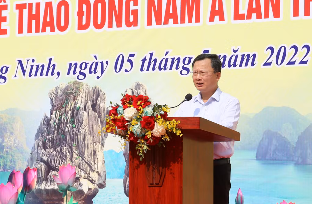 Đồng chí Cao Tường Huy, Phó Chủ tịch Thường trực UBND tỉnh phát biểu giao nhiệm vụ tại lễ xuất quân.