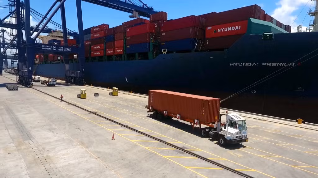Tàu vào làm hàng tại cảng container quốc tế Cái Lân (CICT).