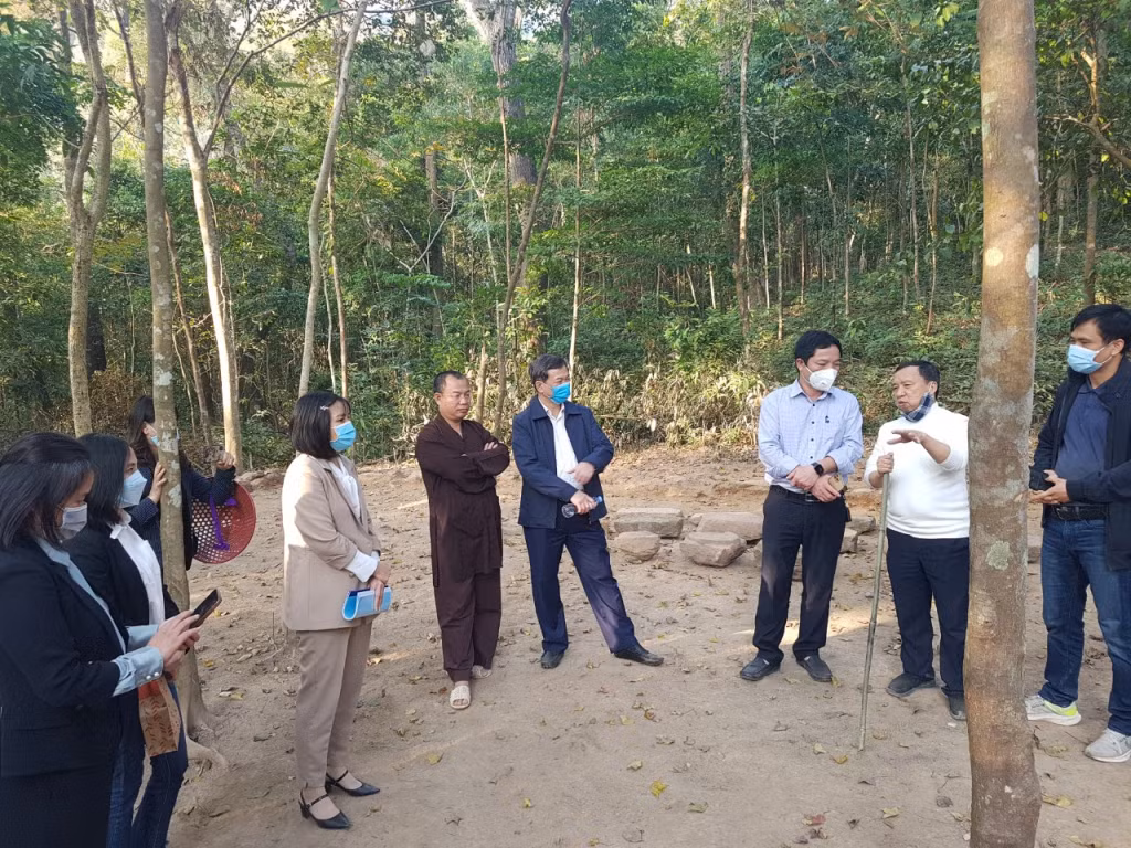 Các nhà khoa học trao đổi tại hiện trường khai quật khảo cổ chùa Thanh Mai. Ảnh: Bùi Thị Giang (Sở VH-TT)