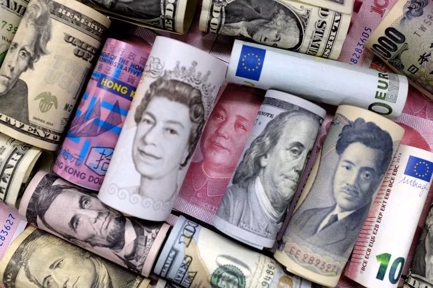 Đồng USD đi lên có nguy cơ đẩy giá nhập khẩu của các nền kinh tế khác lên cao, thậm chí thúc đẩy lạm phát và làm xói mòn vốn. Ảnh: Reuters.
