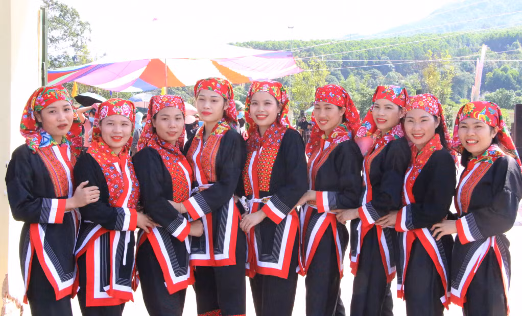 Các cô gái dân tộc Dao xinh tươi chuẩn bị biểu diễn văn nghệ.
