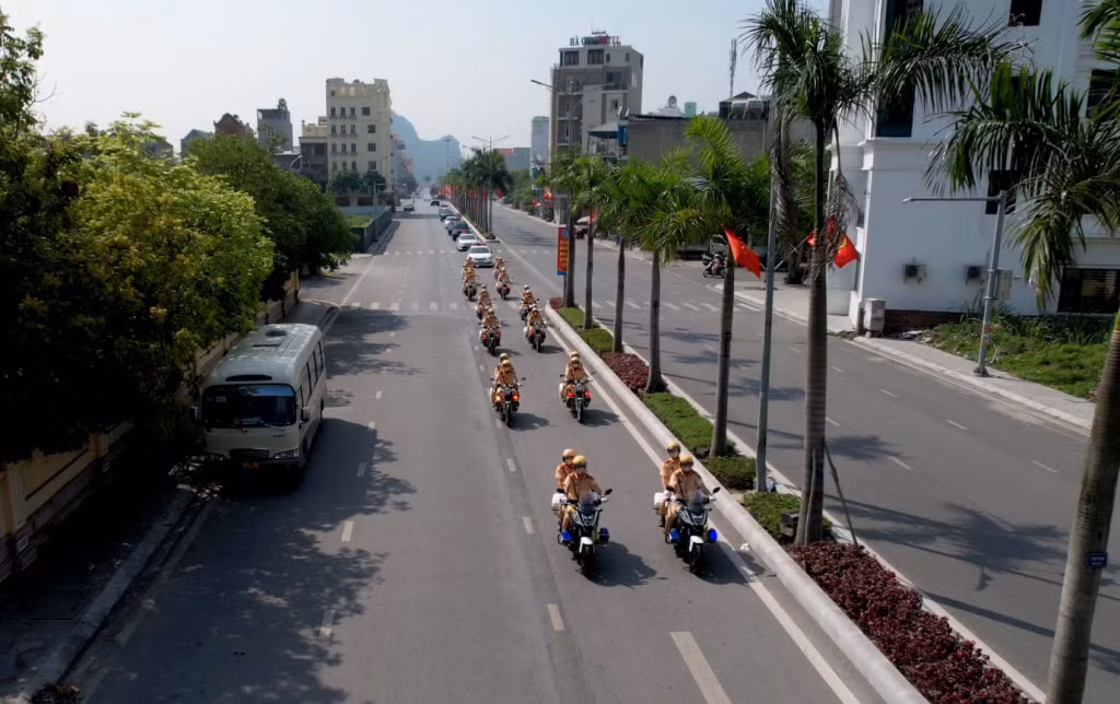 Các lực lượng diễu hành qua các tuyến phố chính của TP Hạ Long. Ảnh: Nguyễn Soái