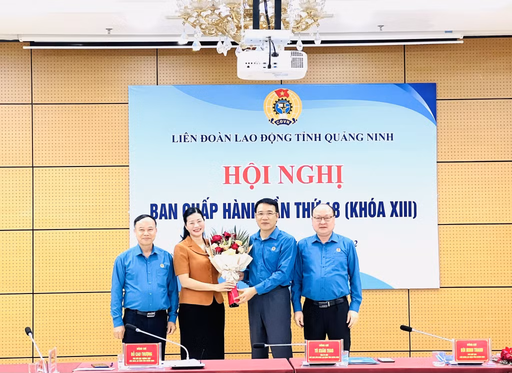 Các đồng chí lãnh đạo LĐLĐ tỉnh chúc mừng Tân Phó Chủ tịch LĐLĐ tỉnh.