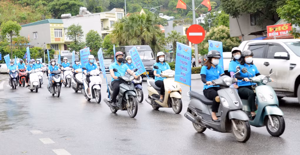 Đoàn xe diễu hành qua một số đường phố chính của TP Hạ Long tuyên truyền về BHXH, BHYT.
