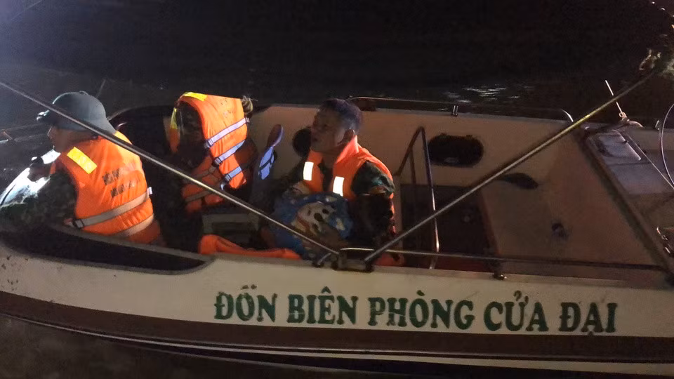 Thi thể bé gái được cán bộ Đồn Biên phòng Cửa Đại đưa vào bờ. Ảnh: N.H.