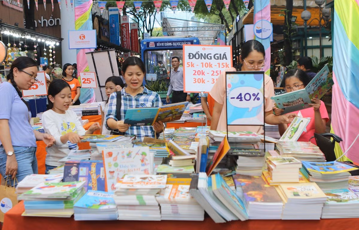 Đông đảo phụ huynh, học sinh thành phố tham quan tại Hội sách thiếu nhi Thành phố Hồ Chí Minh. (Ảnh: Thanh Vũ/TTXVN)