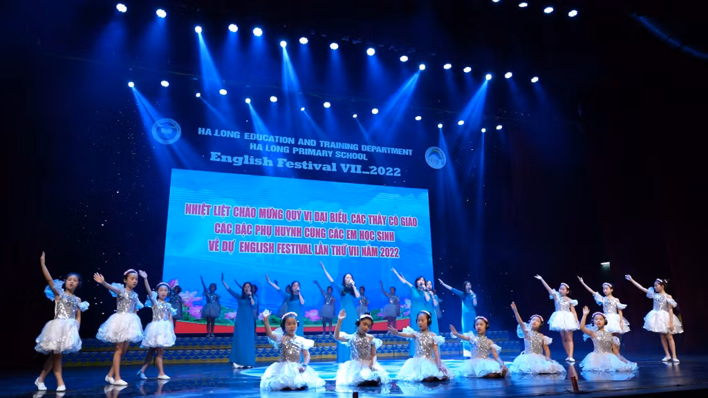English Festival, diễn ra tại Cung văn hóa lao động Việt - Nhật, mở màn với các tiết mục văn nghệ được đầu tư và biểu diễn bởi thầy trò Trường Tiểu học Hạ Long.