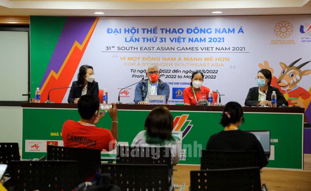 HLV Trưởng ĐT nữ Campuchia ông Park Vuthy dự buổi họp báo sau trận đấu.